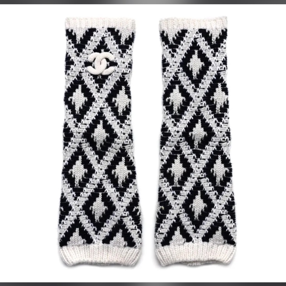 *Beautiful* Chanel - Navy & Grey Cashmere CC
Cable Knit - Fingerless Gloves